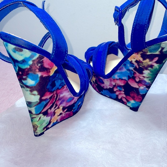 Royal blue wedges with beautiful detail on the shoe I have war them one time💋 - Picture 4 of 6